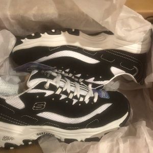 Skechers delight 🔥🔥🔥 size 7 women’s